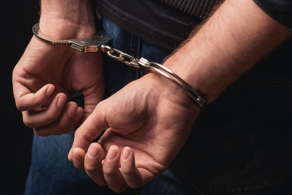 வீட்டிலிருந்து வெளியேறிய மனைவி; கணவன் கண்முன் பாலியல் வன்கொடுமை செய்த 6 பேர்! - அதிர்ச்சி சம்பவம்