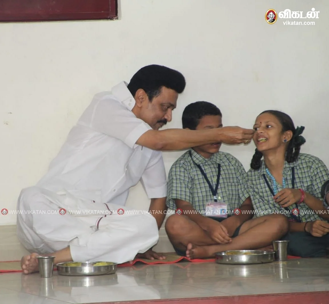 உணவு ஊட்டிய முதல்வர்