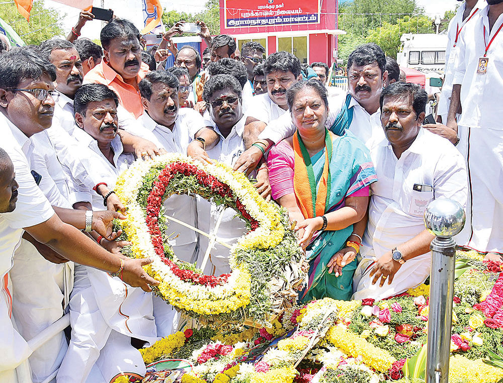 சசிகலா புஷ்பா... பாலியல் சீண்டல்... வீடியோவைப் பரப்பிய பா.ஜ.க புள்ளி!