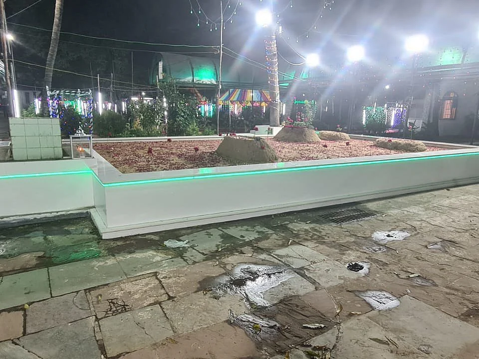 மும்பை குண்டுவெடிப்பு: தூக்கிலிடப்பட்ட குற்றவாளியின் கல்லறை மின்விளக்குகளால் அலங்கரிப்பு!