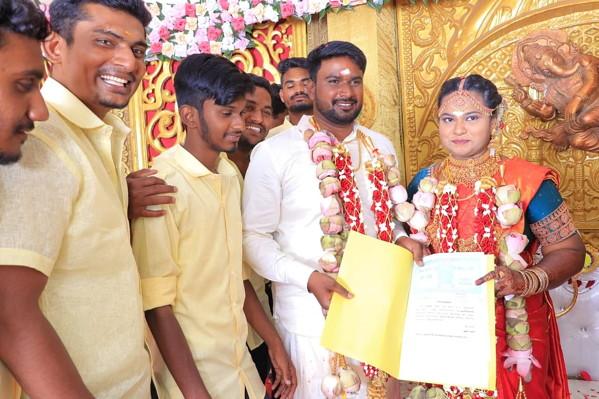 பத்திரத்துடன் மணமக்களுடன் நண்பர்கள்