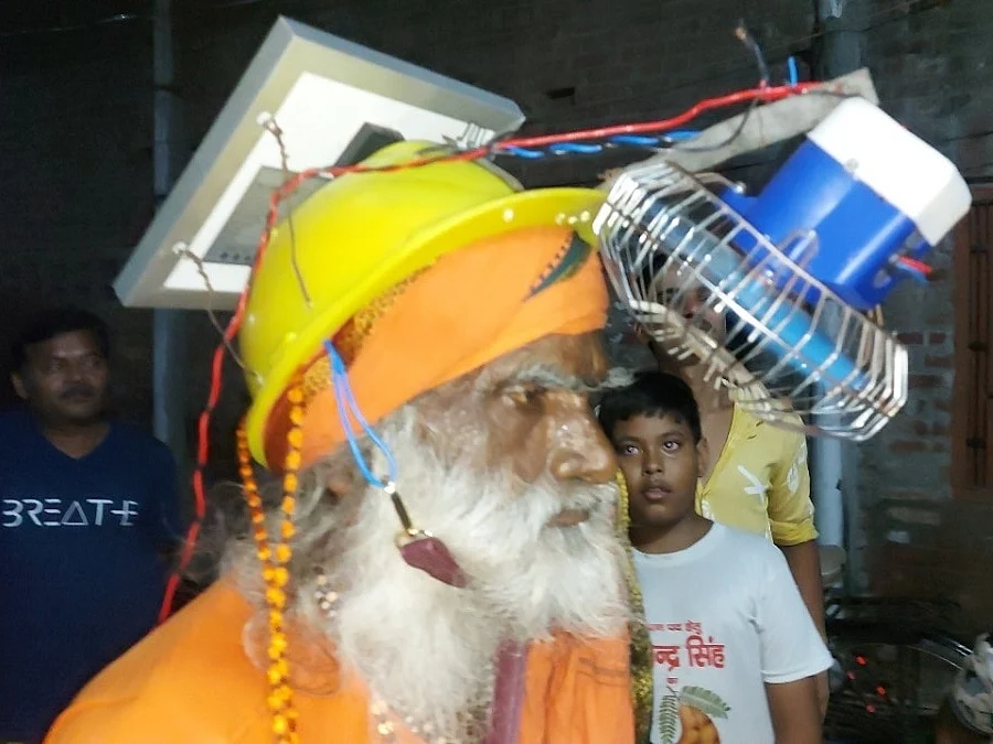 `வெயில் தாங்க முடியல' ஹெல்மெட்டில் சோலார் மின் விசிறியை வடிவமைத்து வியாபாரம் செய்யும் முதியவர்