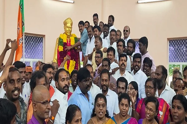 பா.ஜ.க-வினர் மாலை அணிவித்து மரியாதை