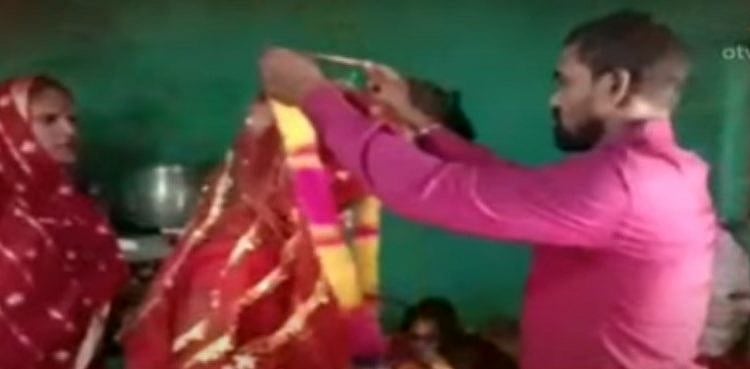 திருநங்கையுடன் காதல்; கணவனின் ஆசைப்படி இருவருக்கும் திருமணம் செய்து வைத்த மனைவி!