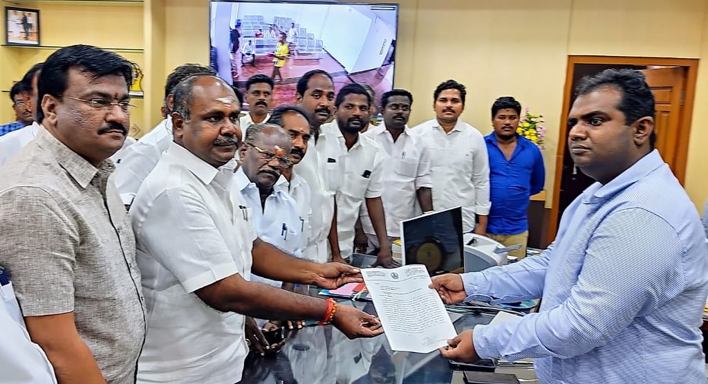 கலெக்டரிடம் மனு அளித்த ஆர்.பி.உதயகுமார்