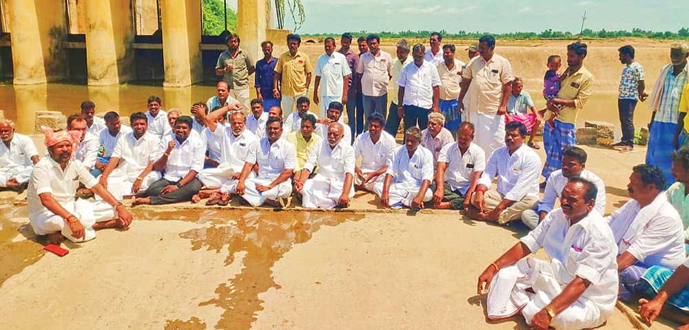 அ.தி.மு.க-வினர் தர்ணா போராட்டம்