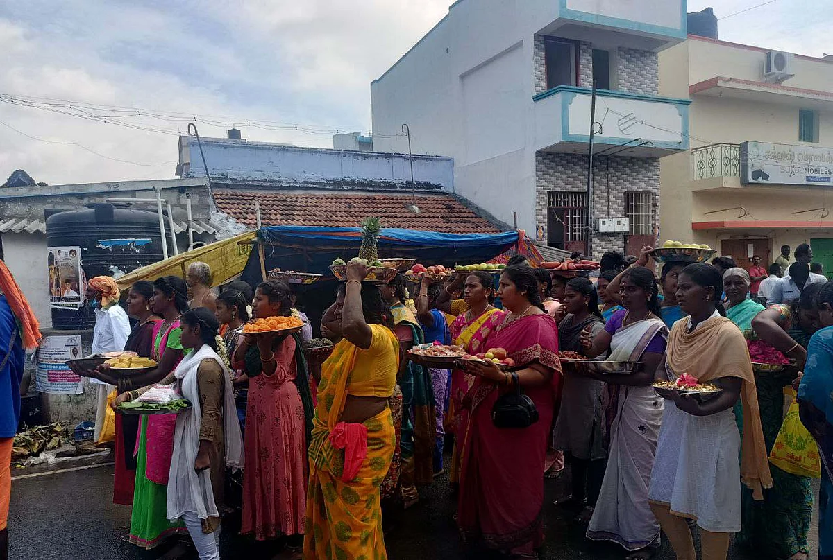 ஊர்வலத்தில் பக்தர்கள்