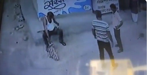 நொடியில் நொறுங்கிய 20 வருட அனுபவம்... ராஜநாகம் தீண்டி `பாம்பு மனிதர்' பலி!