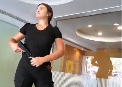 பொம்மை துப்பாக்கியால் மிரட்டல்; வங்கியில் சொந்த பணத்தைக் கொள்ளையடித்த பெண்! - காரணம் என்ன?