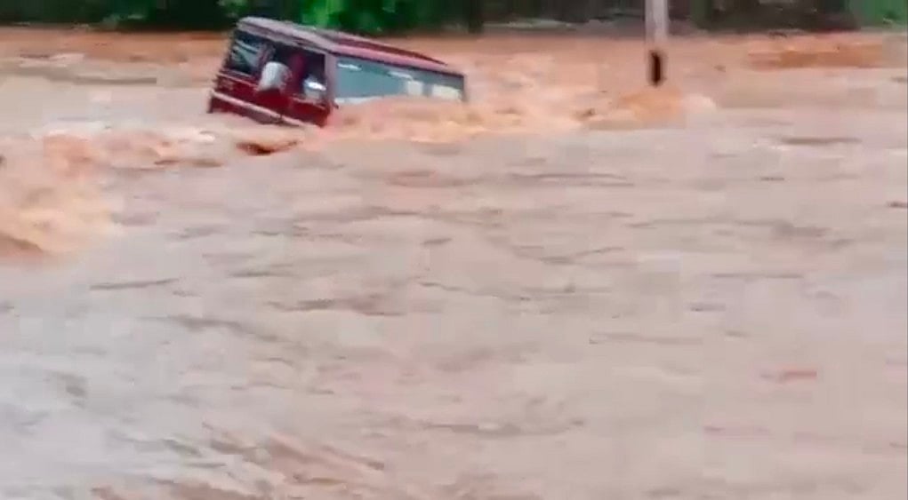 திண்டுக்கல்லில் வெள்ளம்: 6 பேருடன் அடித்து செல்லப்பட்ட காரை இளைஞர்கள் மீட்டது எப்படி?!