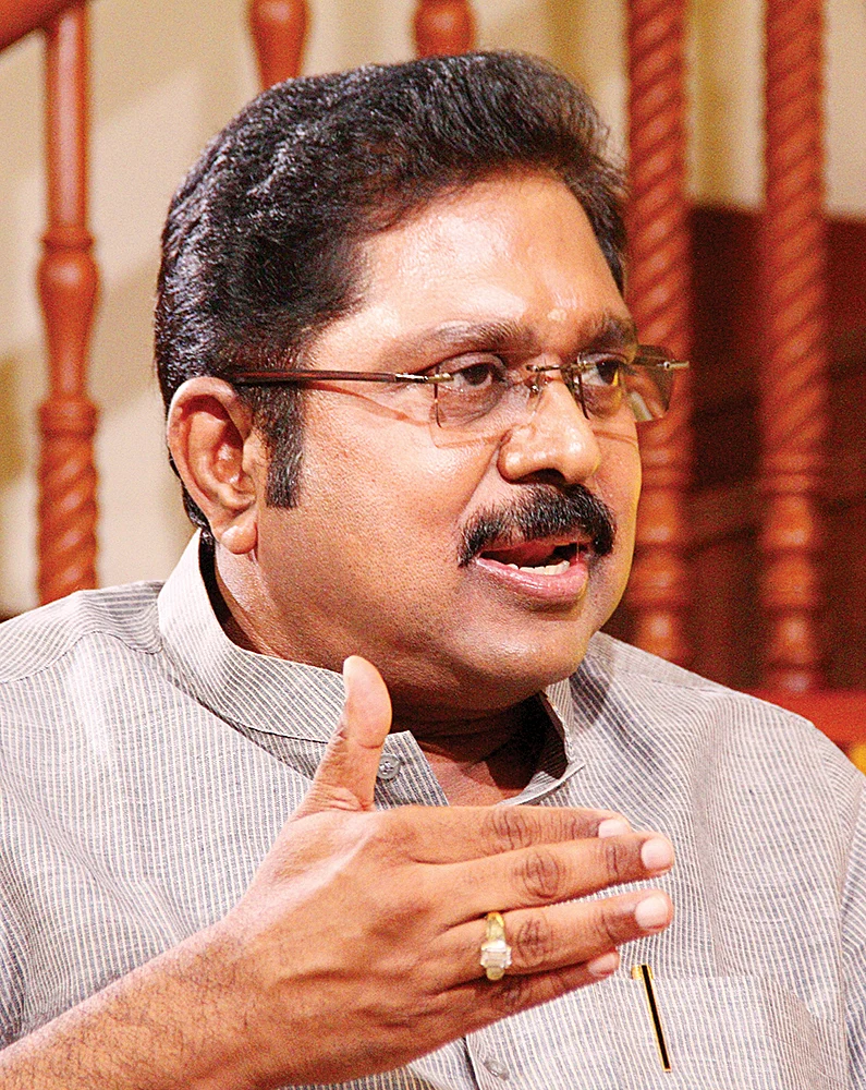 மிஸ்டர் கழுகு: ‘அந்த சாமிதான் காப்பாத்தணும்...’ - கைவிட்ட நீதிமன்றம்... கலக்கத்தில் ஓ.பி.எஸ்!