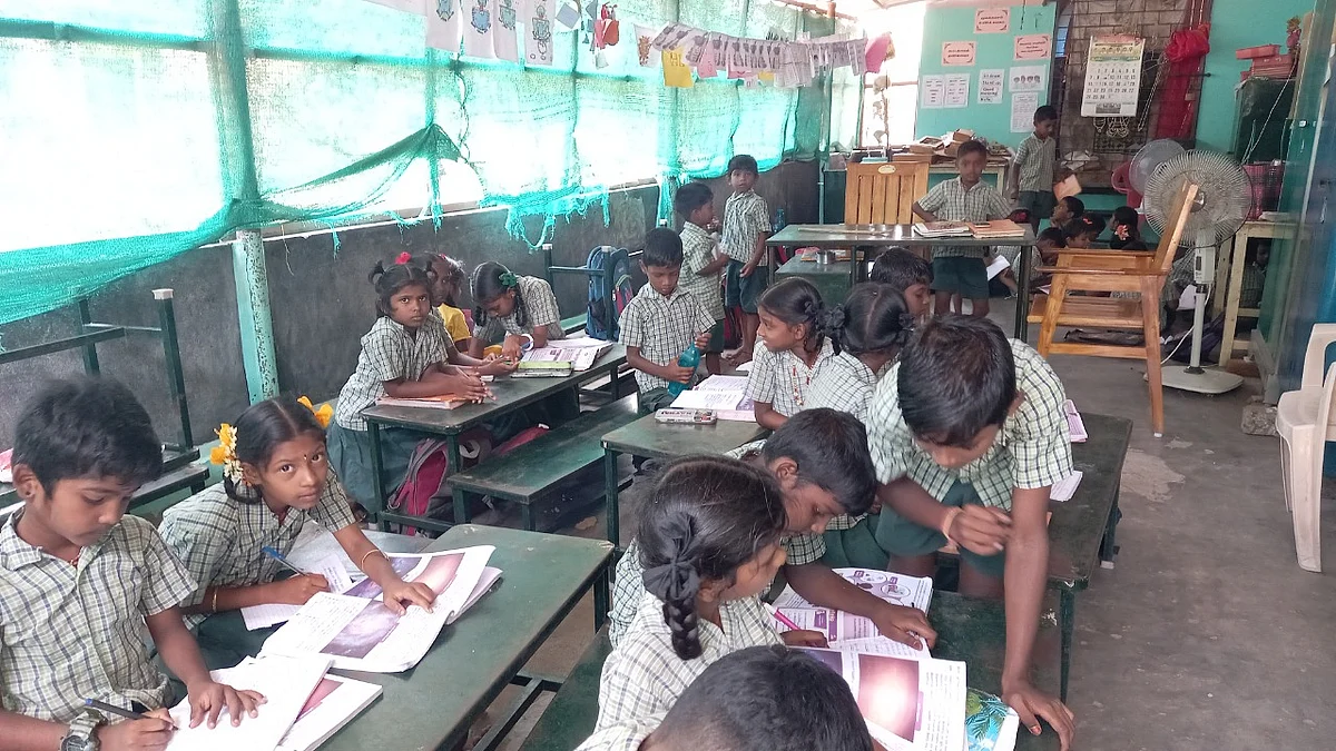 கோயில் கொட்டகையில் திருவாரூர் அரசுப்பள்ளி
