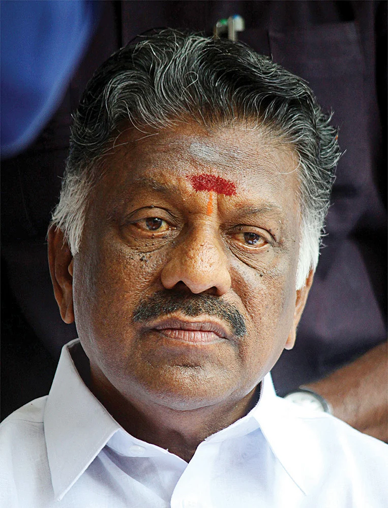 சிறப்பாக முதுகில் குத்துபவர் ஓ.பி.எஸ்... - சசிகலா அரசியலில் தீயசக்தி!