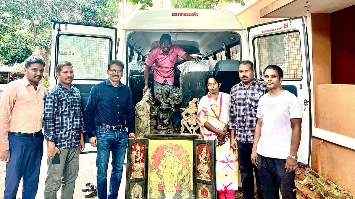 சிலைகளுடன் சிலை கடத்தல் தடுப்புப் பிரிவினர்