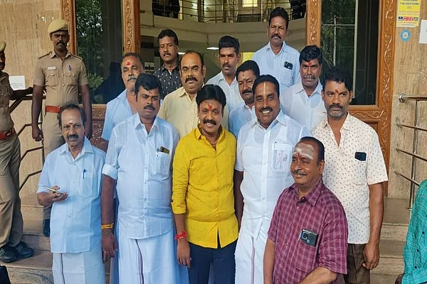ஆட்சியர் அலுவலகத்தில் கட்சியினருடன் இசக்கி சுப்பையா
