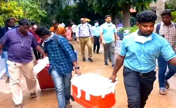 `இதயம் சென்னையில் துடிக்கிறது; கண்கள் வேலூரைப் பார்க்கிறது!’ - 6 பேர் உடலில் வாழும் சிறுவன்