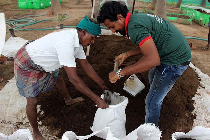 மண்புழு உரம் பேக்கிங் செய்யும் பணி