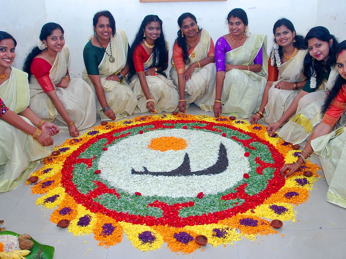 ஓணம்: அத்தப்பூ கோலம், ஊஞ்சல் ஆடல்; உறியடி... குமரியில் மாணவிகள் கொண்டாட்டம்!| #PhotoStory