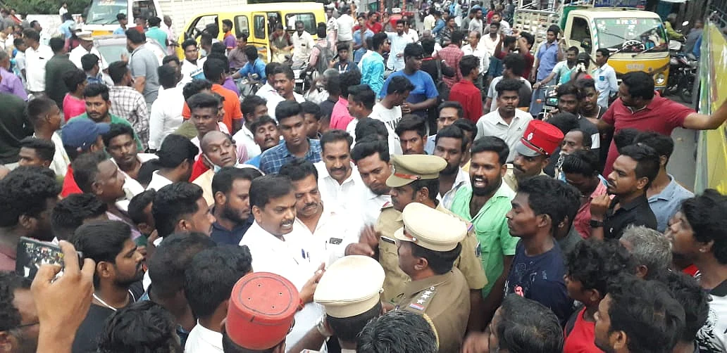சாலைமறியலில் போலீஸாருடன் வாக்குவாதம்