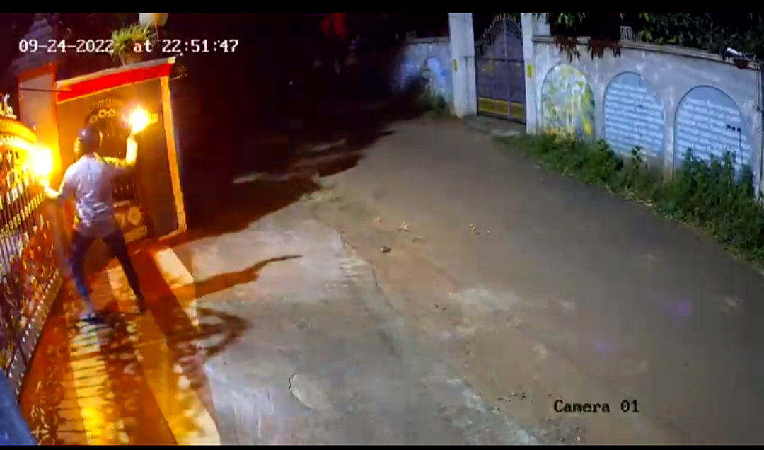 பெட்ரோல் குண்டு வீசும் காட்சி