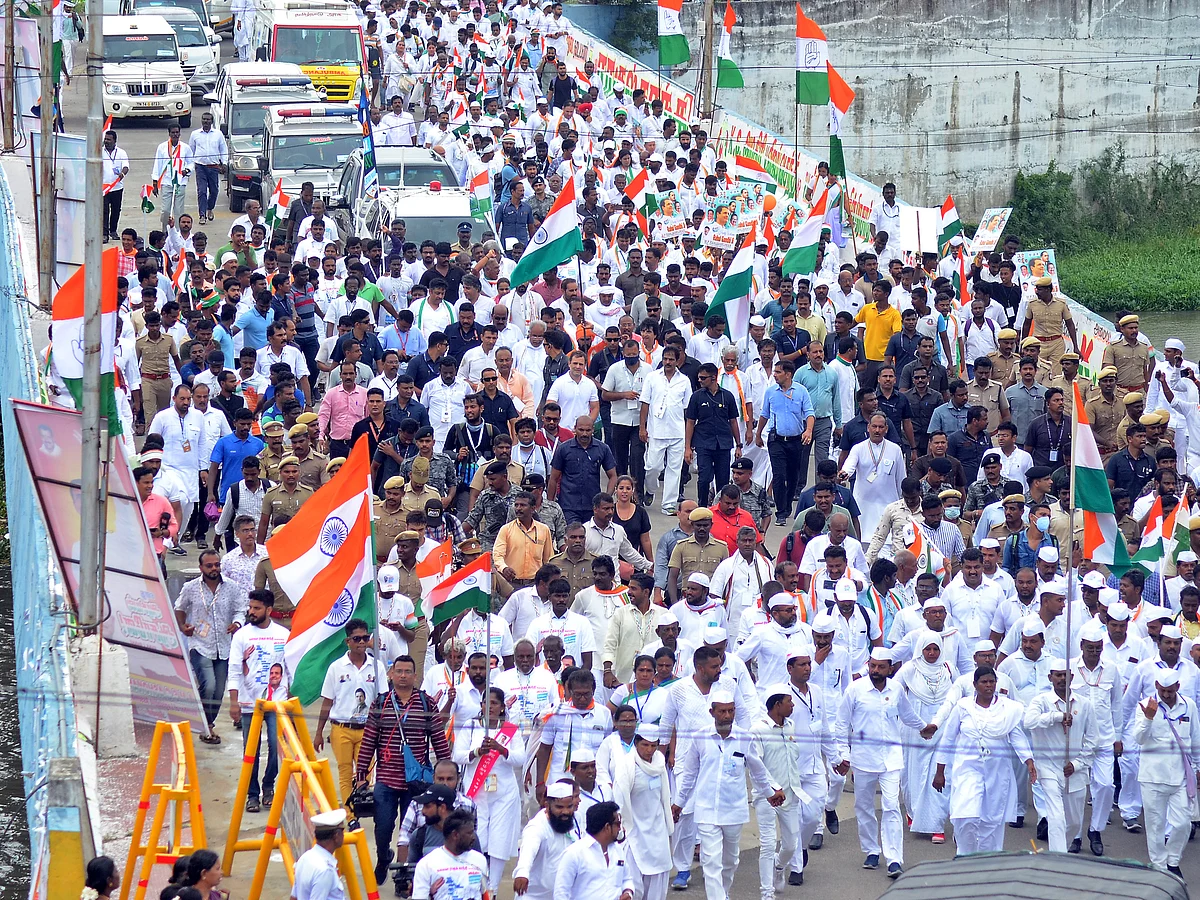 ராகுல் காந்தி நடைப்பயணம்: தேசியக்கொடி கொடுத்த ஸ்டாலின் முதல் பூ கொடுத்த சிறுவன் வரை| Visual Story