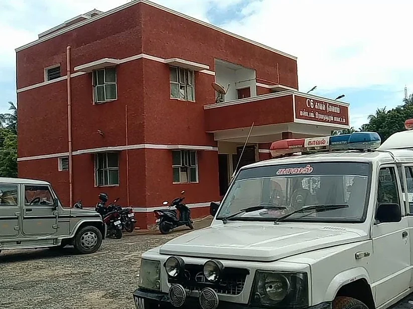 கடத்தல் கும்பலுக்கு ஆதரவாக திரண்ட ஊர்மக்கள்; சிறைபிடிக்கப்பட்ட போலீஸ்!- சினிமாவை மிஞ்சிய க்ரைம் சீன்