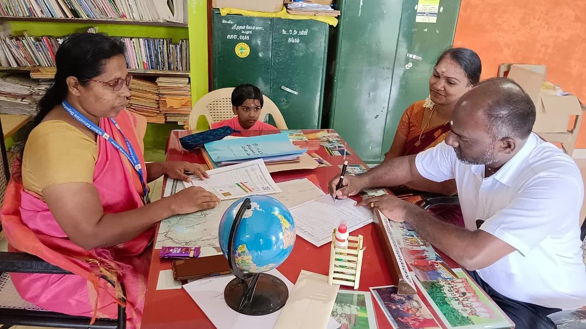 அரசுப் பள்ளியில் சேர்த்த ஆசிரியத் தம்பதி