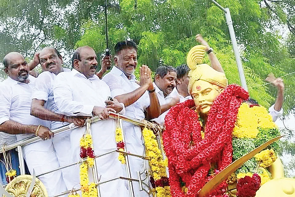 மிஸ்டர் கழுகு: ஓ.பி.எஸ் கூட்ட இடமாற்றம்... சசிகலா பாசமா, எடப்பாடி பயமா?