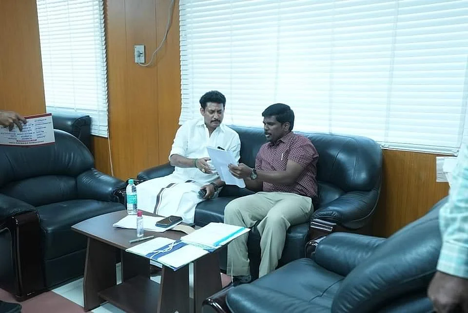 கலெக்டரிடம் அமைச்சர் மனு கொடுத்தபோது