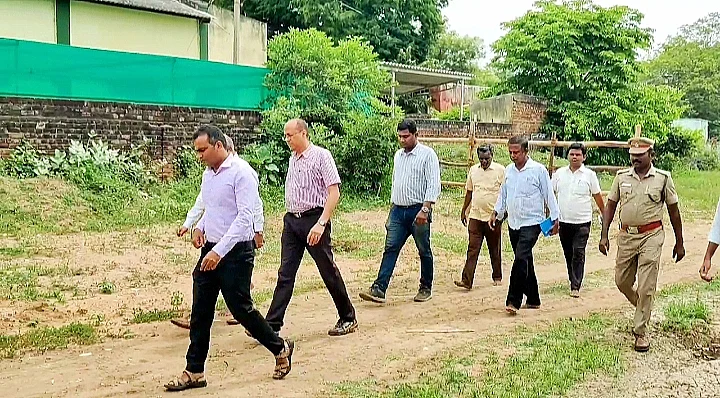 அசாம் அதிகாரிகள் ஆய்வுக்குழு