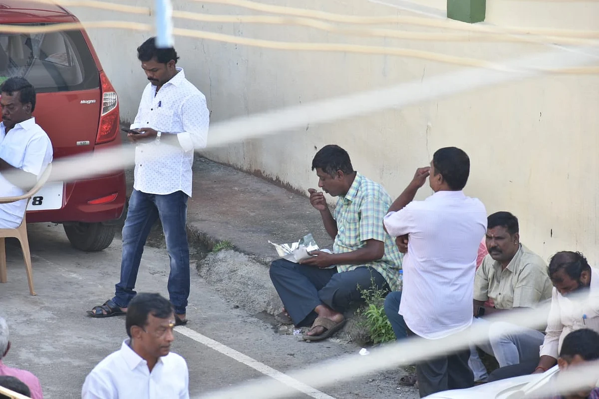 வேலுமணி ஆதரவாளர்கள்