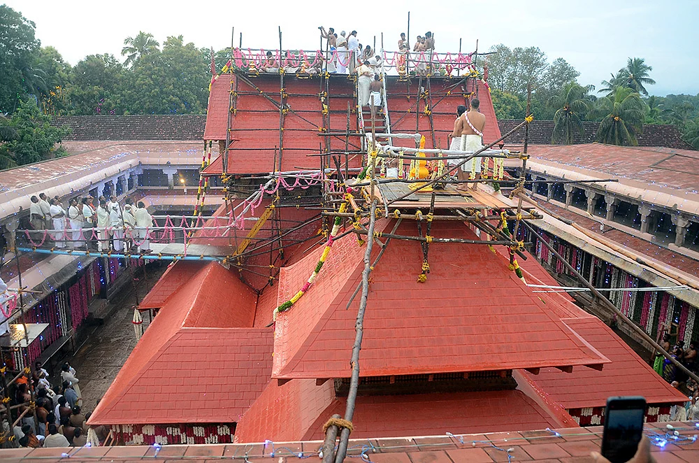 புஜங்க சயனம்... யோக முத்திரை...
ஆதிகேசவரின் அபூர்வ திருமேனி!