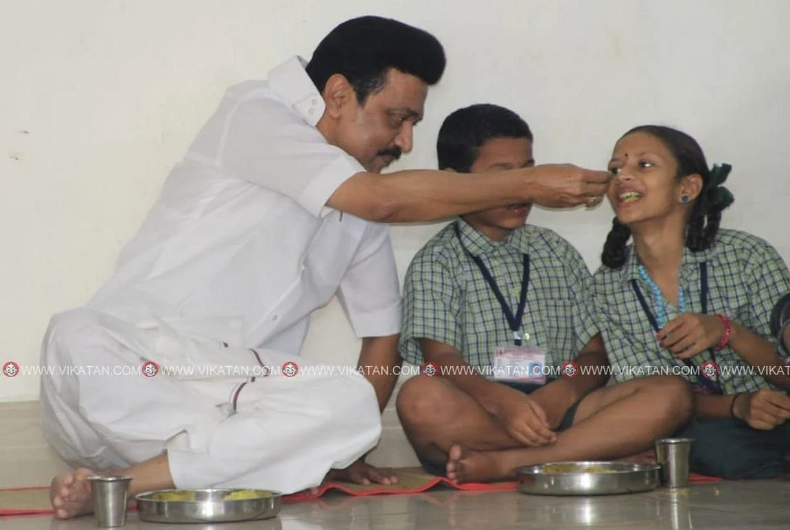 மாணவர்களுடன் முதல்வர் ஸ்டாலின்