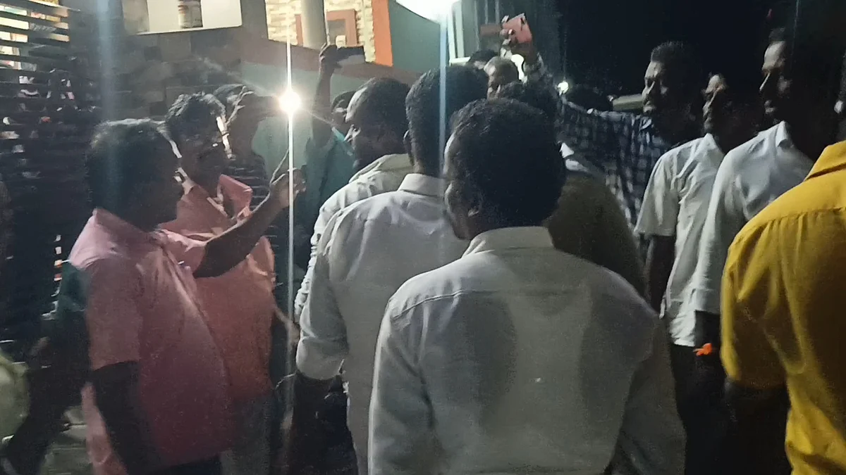 வாக்குவாதத்தில் ஈடுபட்டுக்கொண்ட பா.ஜ.க நிர்வாகிகள்