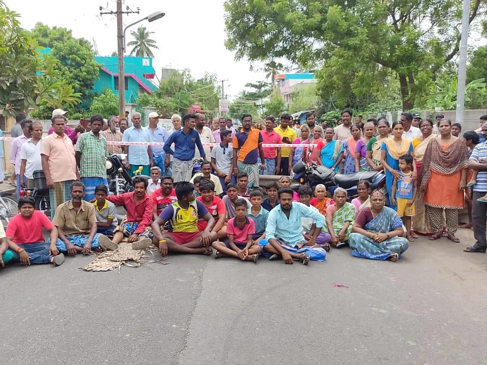 புதுச்சேரி: 20 மணி நேரமாக தொடரும் மின் தடை! - ஊழியர்கள்மீது வழக்கு; தொடர் போராட்டத்தில் மக்கள்