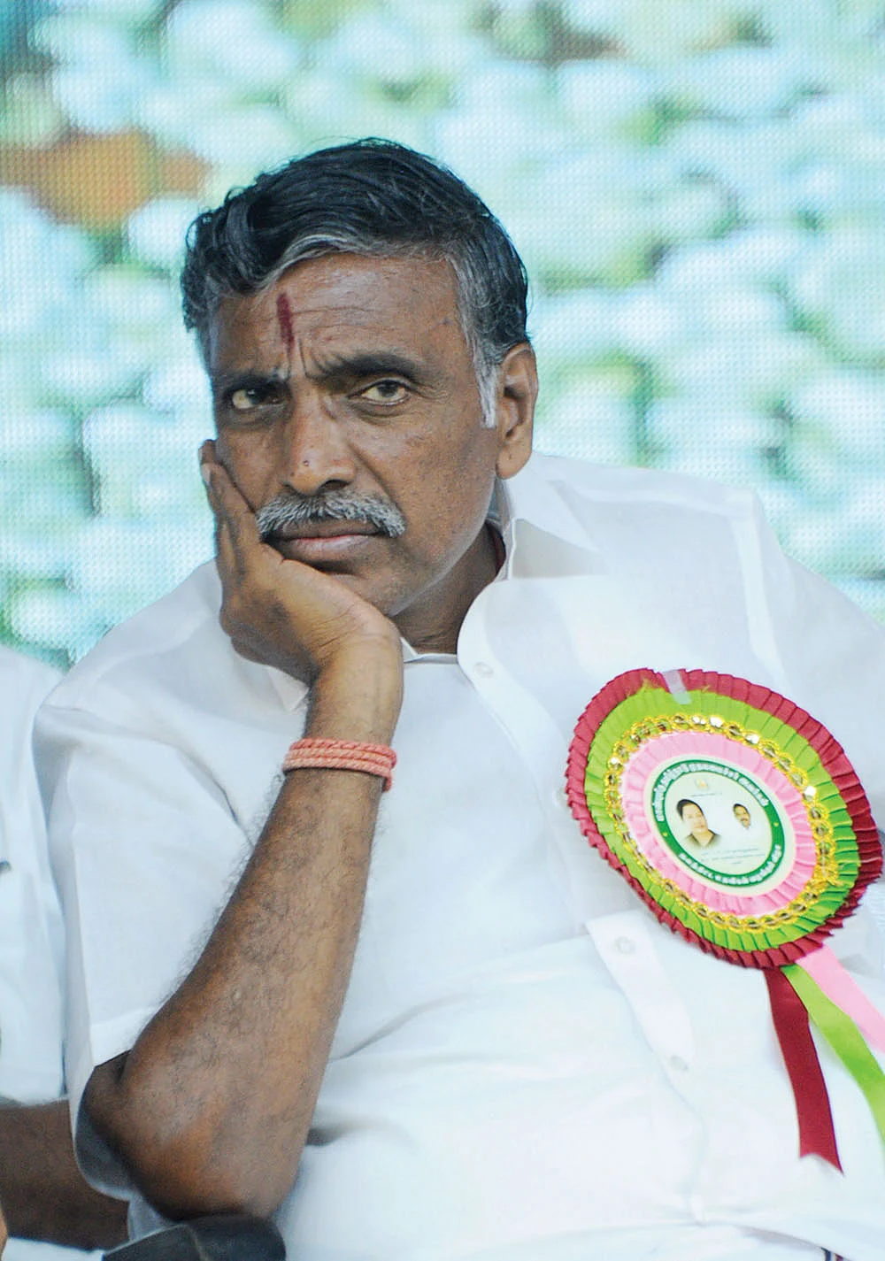 மிஸ்டர் கழுகு: ஆளுநர்களின் மும்முனைத் தாக்குதல்... குறி தி.மு.க-வுக்கா, அ.தி.மு.க-வுக்கா?