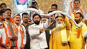 சிவசேனா: முடக்கப்பட்ட வில் அம்பு சின்னம்; இருதரப்பும் பயன்படுத்த முடியாது - தேர்தல் ஆணையம் அதிரடி