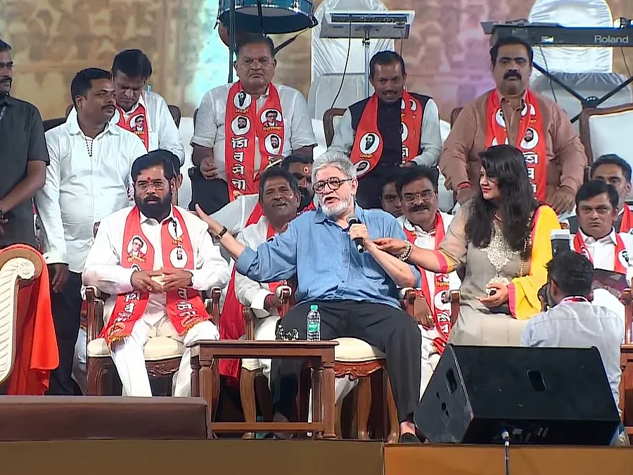 `ஷிண்டே ராஜ்ஜியத்தை மீண்டும் கொண்டு வாருங்கள்” - சிவசேனா போட்டிப் பொதுக்கூட்டத்தில் உத்தவ் சகோதரர்