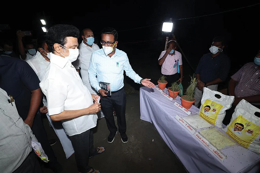 அமோக அறுவடையில் பயிர்க் காப்பீட்டு நிறுவனங்கள்... அதிர்ச்சியில் தஞ்சை விவசாயிகள்!