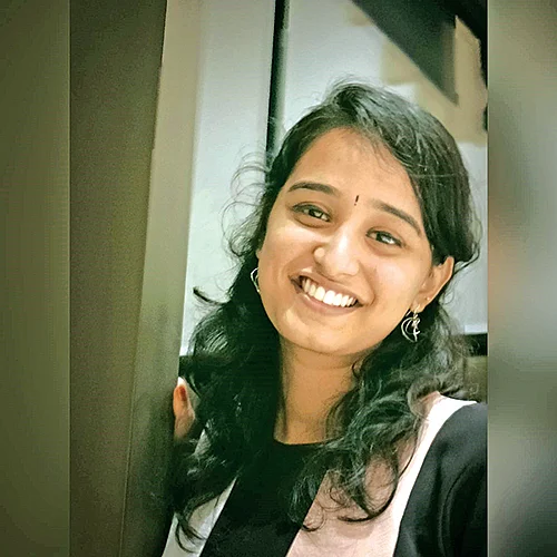 படிக்கும்போதே புத்தகங்கள் வெளியீடு... இலக்கிய உலகில் இளம் மாணவிகள்!