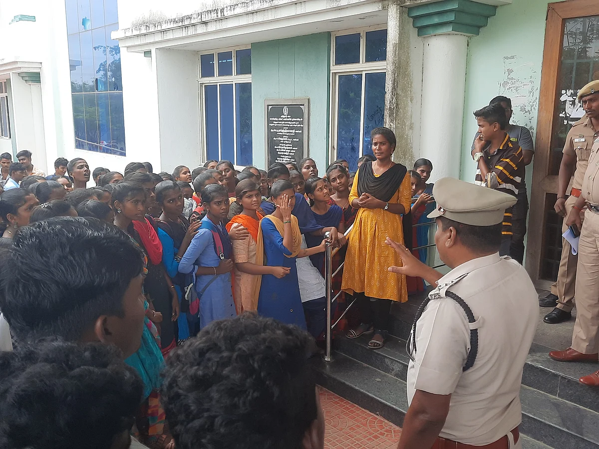 சாத்தூர்: அடிப்படை வசதிகள் கோரி திடீர் உள்ளிருப்பு போராட்டத்தில் ஈடுபட்ட கல்லூரி மாணவர்கள்!