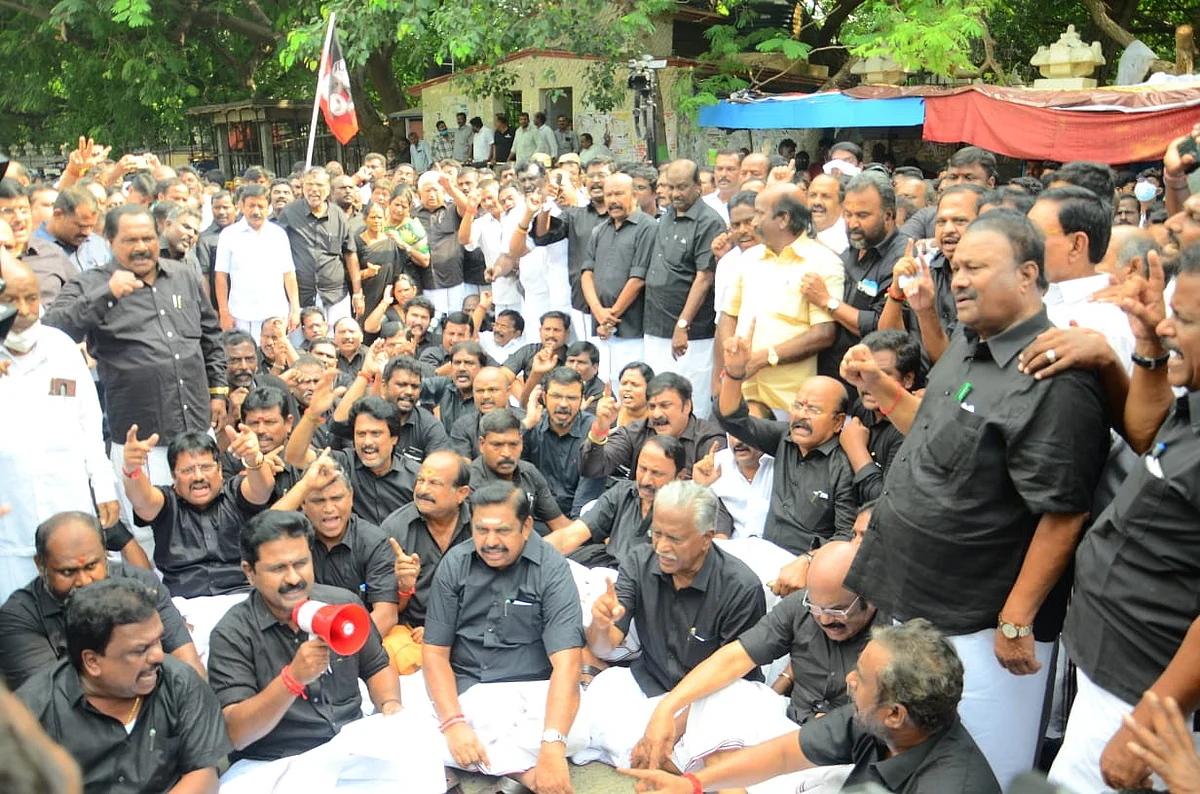 அதிமுக போராட்டம்