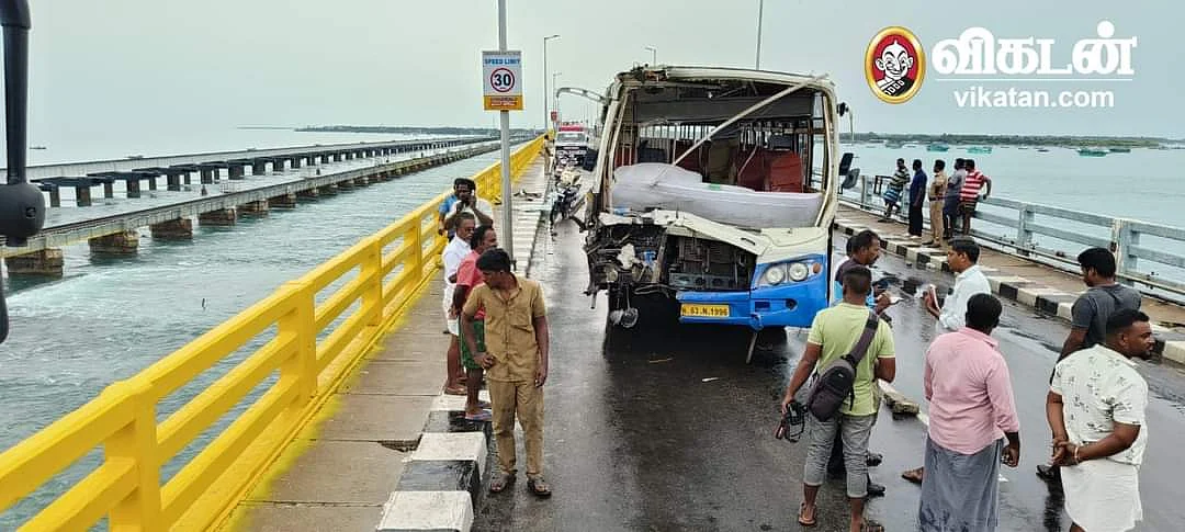 பாலத்தில் விபத்தில் சிக்கி நின்ற அரசு பேருந்து