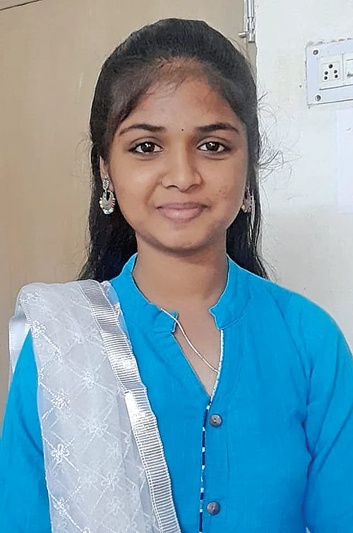 படிக்கும்போதே புத்தகங்கள் வெளியீடு... இலக்கிய உலகில் இளம் மாணவிகள்!