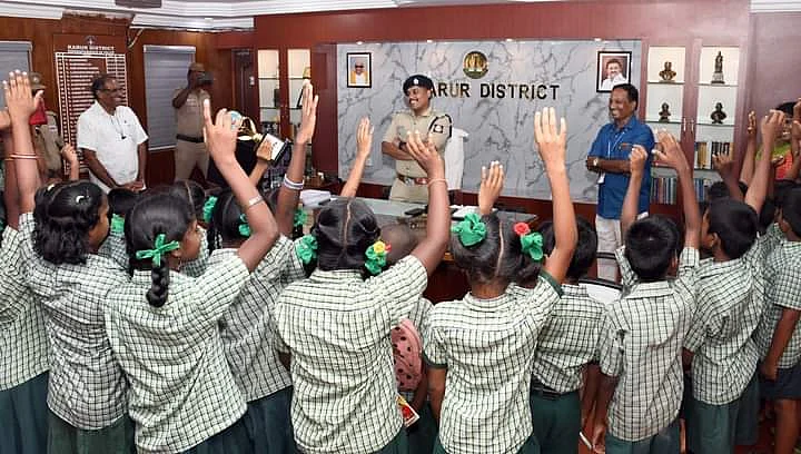 எஸ்.பியோடு உரையாடும் மாணவர்கள்