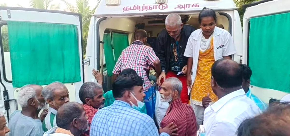 மீட்கப்பட்ட முதியவர்கள்