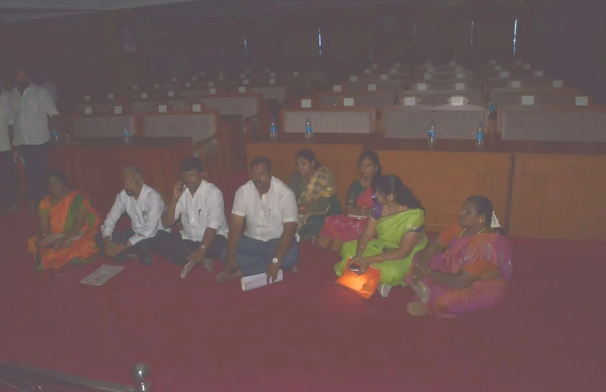 இருட்டில் அமர்ந்திருந்த எதிர்க்கட்சி கவுன்சிலர்கள்