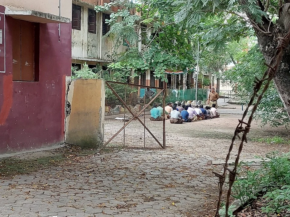 கோவை மாநகராட்சி பள்ளியில் அனுமதியின்றி ஆர்.எஸ்.எஸ் பயிற்சியா?! - அதிகாரிகள் விசாரணை