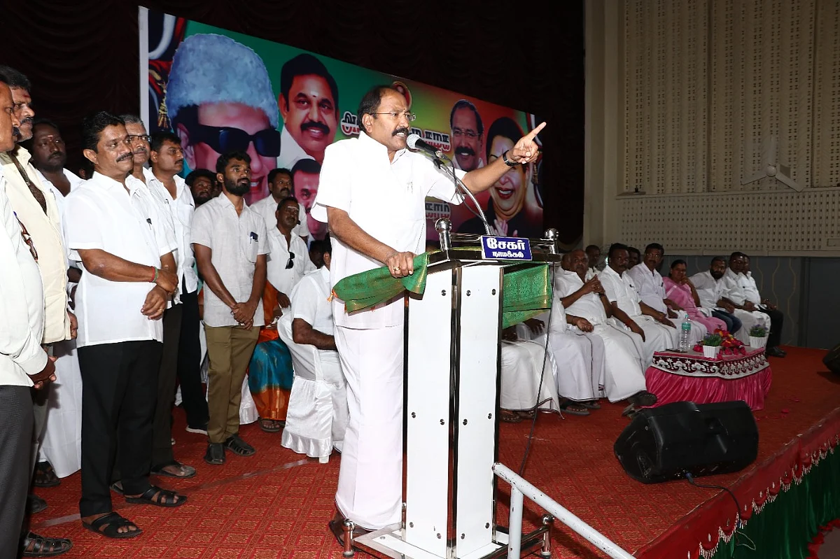 அ.தி.மு.க கூட்டத்தில் பேசும் தங்கமணி
