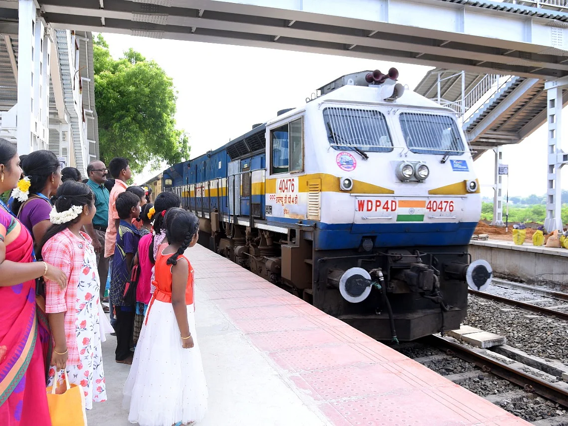 `இதுவரை ரயில் பார்த்ததில்ல, ரயில்ல போனதில்ல டீச்சர்..!’ - மாணவர்களுக்கு ஒரு நெகிழ்ச்சியான சுற்றுலா